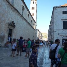 ピレ門から入ってすぐのとこ。