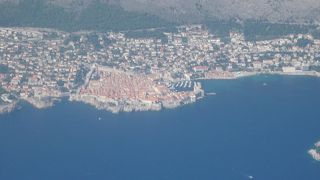 オレンジ色の屋根の街並みにタイムスリップ。