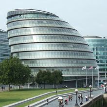 ガラス張りのモダンな外観