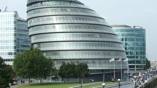 渦巻き状階段が特徴の不思議なロンドンの市庁舎