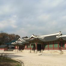 この位置から、13棟の木造建築のいくつかが見渡せます。