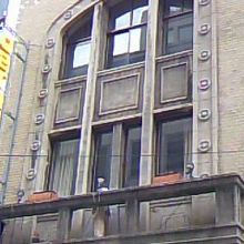 タイル貼りの外壁にアーチ状の大きな窓があって、お洒落♪