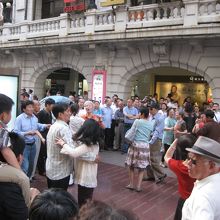 踊ってる人々にも遭遇しました。