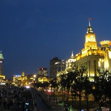 バックには外灘のライトアップ。