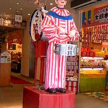 入り口ではくいだおれ太郎がお出迎え？！