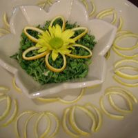 いい香りの花などが飾られています