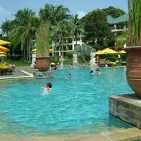 黄色が映えるプール　カエルの置物がかわいい