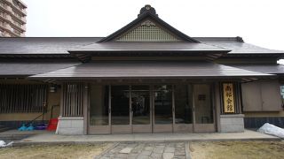 お雛様が玄関に飾られて