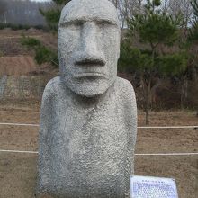 支石墓だけではなく、石像も展示されています。