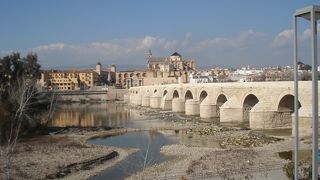 橋の上は、スリの多発地帯！　バッグはダサい前持ちで！！