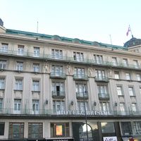 オペラ座前に建つ威風堂々な姿。