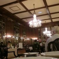 朝食(ブッフェ)会場。料理の種類は少ない。