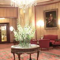 ロービー(無線LAN利用可)、奥はレストラン"KORSO"。