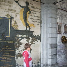 セルラクラースの像は写真の右端です。