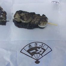 名物のゴマ団子は一本84円です
