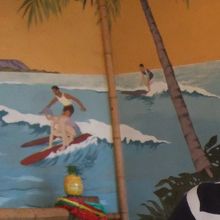 壁の絵がハワイアン