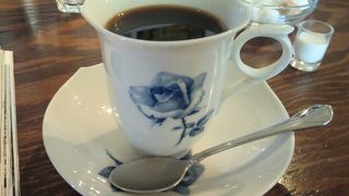 【カフェ】 場所的には隠れ家なのに、大人気で混み混み 「ミンガスコーヒー」