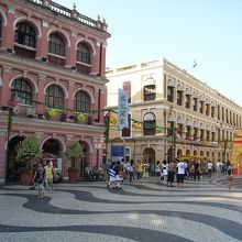 いろいろなお店が取り囲む「セナド広場」