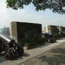 少々仰々し大砲ですが、現在設置されているのはレプリカです。