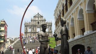 聖ポール天主堂跡の前にある「イエズス会紀念広場」