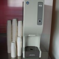 フロアの共有スペースにあった製氷機は、ホシザキ製でした。