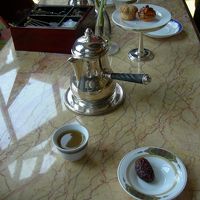 アラビアンコーヒーを頼むが、これは生姜茶か?