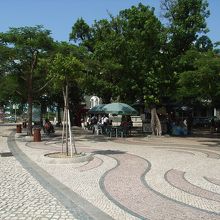 カルサーダス(石畳)が敷き詰められた美しい「バラ広場」