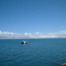 琵琶湖の７倍はある湖も空気が澄んでいるので対岸まで見渡せます