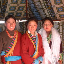 人間の眼とは思えないガラス玉の眼をもつチベット族の女性。