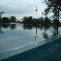 プールの先に海が見えます。