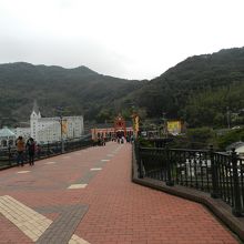 橋の向こうに見える駅舎はヨーロッパ風です