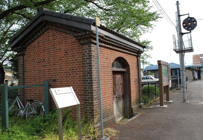 近代産業遺産「油庫」がホームにあるSLばんえつ物語号の停車駅