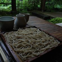 せいろ蕎麦  背景の緑の背後には須雲川が流れる