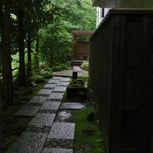 門から店舗に向かう通路