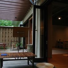 縁側から店舗内を臨む