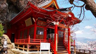 そそり立つ大岩壁の中腹に御堂があります