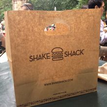 持ち帰り用の紙袋もかわいい☆