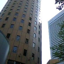 場所はヒルトンホテルの隣です