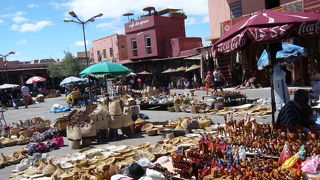 旧市街の小さなリヤドに泊まるべし