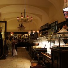 入口とショーケースを横から。