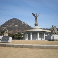 戦いで国に貢献した人達の像