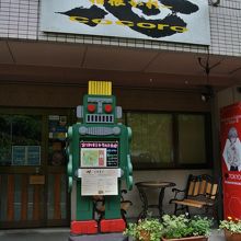 店頭にはロボットの看板