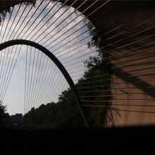 トンネルを抜けたところのワイヤーが美しい