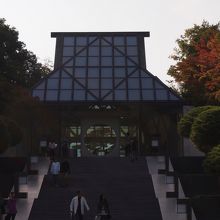 美術館入口は神殿のよう