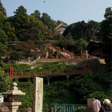 お寺は山腹に貼り付いている