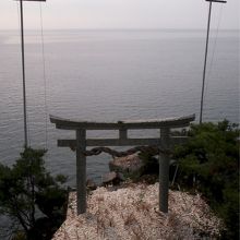 都久夫須麻神社の下は投げられたかわらけで真っ白
