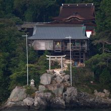 都久夫須麻神社を湖上から眺める