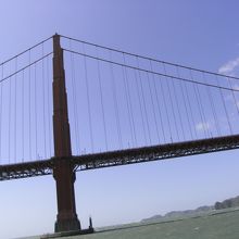 クルーズでは橋の下まで行くことができます