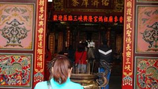 老街の中にあるカラフルな廟