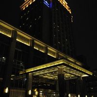 夜に見たホテル玄関とタワー部分の外観。